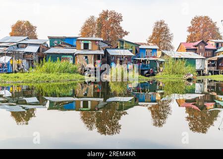 Srinagar, Jammu und Kaschmir, Indien. 1. November 2022. Häuser am Ufer des Dal Lake. Stockfoto