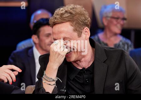 Hamburg, Deutschland. 05. Juli 2023. Matthias Schweighöfer, Schauspieler, lacht auf der Bühne vor der Aufnahme der "NDR Talk Show". Kredit: Georg Wendt/dpa/Alamy Live News Stockfoto