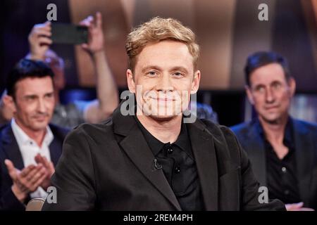 Hamburg, Deutschland. 05. Juli 2023. Matthias Schweighöfer, Schauspieler, sitzt vor der Aufnahme der NDR Talk Show auf der Bühne. Kredit: Georg Wendt/dpa/Alamy Live News Stockfoto