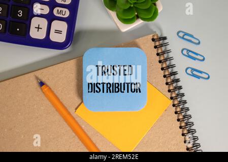 Schwarzer Taschenrechner mit Text Trusted Distributor auf weißem Hintergrund. Stockfoto