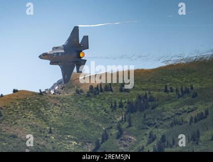 Luftwaffenstützpunkt Hill, Utah, USA. 12. Juli 2023. Major Kristin Wolfe, Commander des F-35A Lightning II Demonstrationsteams, fliegt eine F-35, die der 421. Kampfeinheit zugeteilt wurde, während einer Übungsvorstellung auf dem Hill Air Force Base, Utah, 12. Juli 2023. Militärangehörige und wichtige Ehepartner des 388. Kampfflügels wurden eingeladen, die Übungsleistung auf der Fluglinie zu beobachten und mit den Besatzungsmitgliedern zu interagieren, die dem Demonstrationsteam zugewiesen wurden. Kredit: USA Air Force/ZUMA Press Wire/ZUMAPRESS.com/Alamy Live News Stockfoto