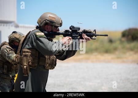 11. Juli 2023 - Luftwaffenstützpunkt Travis, Kalifornien, USA - General Mike Minihan, Air Mobility Command Commander, feuert eine M4 mit 5,56 Trainingsrunden während eines Besuchs bei Mobility Guardian 2023 auf dem Luftwaffenstützpunkt Travis, Kalifornien, am 11. Juli 2023 ab. Mobility Guardian 2023 wurde entwickelt, um unsere Verbindungen zu regionalen Verbündeten und Partnern zu vertiefen und gleichzeitig die große Truppe, die agile Kampfbeschäftigung, humanitäre Hilfe und Katastrophenhilfe der Mobility Air Force in umkämpften, gestörten und operativ begrenzten Umgebungen auf über 3.000 km zu testen. (Kreditbild: © Alexander Merchak/USA Ki Stockfoto