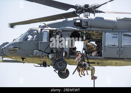 28. Juni 2023 - Luftwaffenstützpunkt Moody, Georgia, USA - Ein 45.-Sicherheitsgeschwader und K9 führen ein schnelles Einführungs- und Extraktionssystem von einem HH-60W Jolly Green II Helikopter am Luftwaffenstützpunkt Moody, Georgia, am 28. Juni 2023 durch. Das 45. Sicherheitsgeschwader der Patrick-Raumstreitkräfte-Basis kam in das 93. Air Ground Operations Wing Hauptquartier der Moody AFB, um mit der 820. Base Defense Group zu trainieren, um die Beschäftigungsmöglichkeiten militärischer Arbeitshunde-Teams in der Luftmobilität zu stärken. (Kreditbild: © Katie Tamesis/USA Air Force/ZUMA Press Wire/ZUMAPRESS.com) Stockfoto