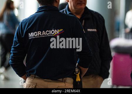 Bogota, Kolumbien. 28. Juli 2023. Kolumbianische Migrationsbehörden am El Dorado International Airport in Bogota, 28. Juli 2023. Foto: Sebastian Barros/Long Visual Press Credit: Long Visual Press/Alamy Live News Stockfoto