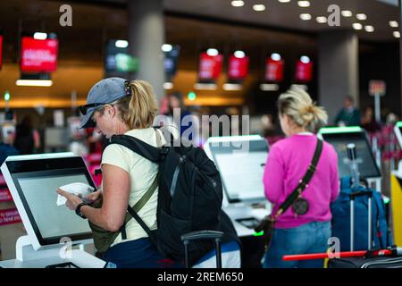 Bogota, Kolumbien. 28. Juli 2023. Die Leute checken am Bogotas El Dorado International Airport in Kolumbien am 28. Juli 2023 selbst ein. Foto: Sebastian Barros/Long Visual Press Credit: Long Visual Press/Alamy Live News Stockfoto