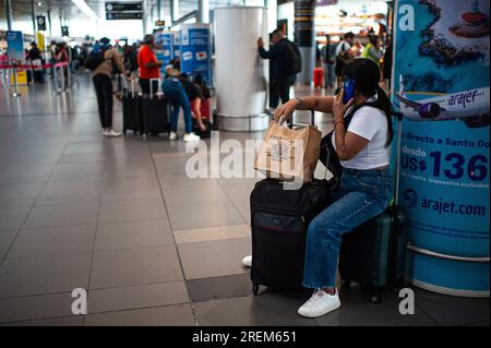 Bogota, Kolumbien. 28. Juli 2023. Menschen gehen mit ihrem Gepäck am Bogotas El Dorado International Airport in Kolumbien, 28. Juli 2023. Foto: Sebastian Barros/Long Visual Press Credit: Long Visual Press/Alamy Live News Stockfoto