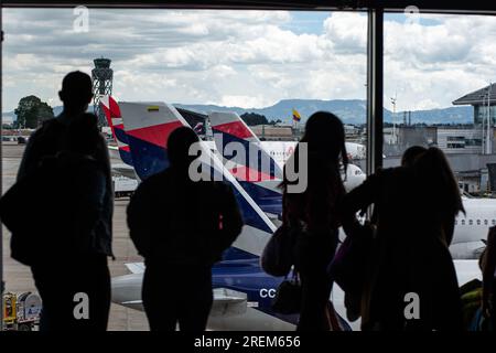 Bogota, Kolumbien. 28. Juli 2023. Am Bogotas El Dorado International Airport in Kolumbien, 28. Juli 2023, warten Menschen auf ihre Abreise. Foto: Sebastian Barros/Long Visual Press Credit: Long Visual Press/Alamy Live News Stockfoto