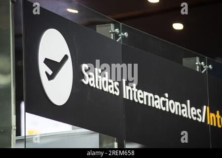 Bogota, Kolumbien. 28. Juli 2023. Eingang zur internationalen Bucht am El Dorado International Airport in Bogota, Kolumbien, 28. Juli 2023. Foto: Sebastian Barros/Long Visual Press Credit: Long Visual Press/Alamy Live News Stockfoto