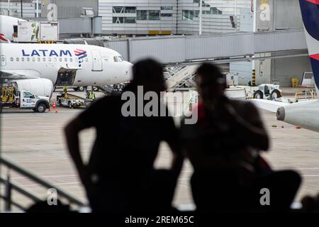 Bogota, Kolumbien. 28. Juli 2023. Am Bogotas El Dorado International Airport in Kolumbien, 28. Juli 2023, warten Menschen auf ihre Abreise. Foto: Sebastian Barros/Long Visual Press Credit: Long Visual Press/Alamy Live News Stockfoto