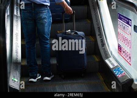 Bogota, Kolumbien. 28. Juli 2023. Menschen gehen mit ihrem Gepäck am Bogotas El Dorado International Airport in Kolumbien, 28. Juli 2023. Foto: Sebastian Barros/Long Visual Press Credit: Long Visual Press/Alamy Live News Stockfoto