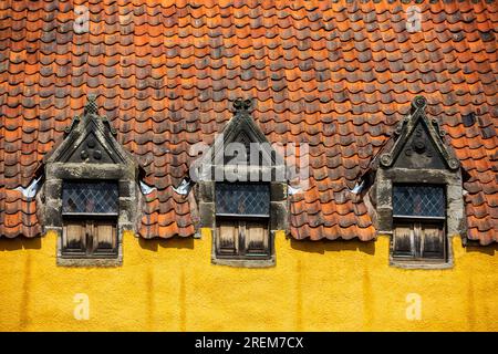 Culross Palace Detail der Fenster und Dachpfannen. Gelegen auf der Nordseite des Firth of Forth, Culross, Fife, Schottland, Großbritannien Stockfoto