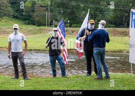 Prattville, Alabama, USA – 24. Juni 2023: Mitglieder der Patriot Front, einer weißen nationalistischen, neofaschistischen Hassgruppe, bedecken ihre Gesichter und versuchen, anon zu bleiben Stockfoto