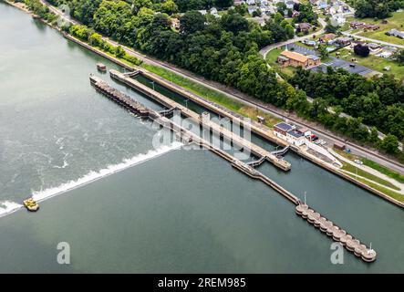 Das Foto oben zeigt die Monongahela River Locks und den Dam 3 in Elizabeth, Pennsylvania, 21. Juli 2023. Elizabeth Locks and Dam ist eine von neun Navigationsstrukturen auf dem Monongahela River, die die Navigation von Fairmont, West Virginia, zur Innenstadt von Pittsburgh ermöglichen. Die USA Das Armeekorps der Ingenieure begann 1905 mit dem Bau von Elizabeth Locks and Dam und endete 1907, als die Anlage in Betrieb ging. Die Schleuse befindet sich an der River Mile 23,8. Auf einer Fläche von 26.000 Quadratkilometern im Pittsburgh District befinden sich Teile des westlichen Pennsylvania, des nördlichen West Virginia, des östlichen Ohio und des westlichen Maryland Stockfoto