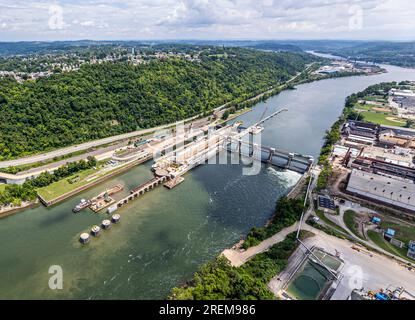 Das Foto oben zeigt die Monongahela River Locks und den Dam 4 in der Nähe von Charleroi, Pennsylvania, 21. Juli 2023. Die Anlage ist eine von neun Navigationsstrukturen am Monongahela River, die die Navigation von Fairmont, West Virginia, zur Innenstadt von Pittsburgh ermöglichen. Die USA Das Armeekorps der Ingenieure begann 1931 mit dem Bau der Schleuse in Charleroi und endete 1932. Das Projekt wurde am 14. August 1932 in Betrieb genommen. Der jüngste Bau des Werks begann 1994, um die Hauptkammer durch ein neues Schloss mit einer Länge von 720 Fuß und einer Breite von 84 Fuß zu ersetzen. Charleroi befindet sich an der River Mile Stockfoto