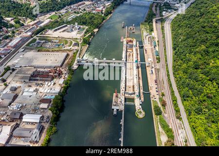 Das Foto oben zeigt die Monongahela River Locks und den Dam 4 in der Nähe von Charleroi, Pennsylvania, 21. Juli 2023. Die Anlage ist eine von neun Navigationsstrukturen am Monongahela River, die die Navigation von Fairmont, West Virginia, zur Innenstadt von Pittsburgh ermöglichen. Die USA Das Armeekorps der Ingenieure begann 1931 mit dem Bau der Schleuse in Charleroi und endete 1932. Das Projekt wurde am 14. August 1932 in Betrieb genommen. Der jüngste Bau des Werks begann 1994, um die Hauptkammer durch ein neues Schloss mit einer Länge von 720 Fuß und einer Breite von 84 Fuß zu ersetzen. Charleroi befindet sich an der River Mile Stockfoto