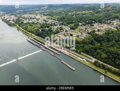 Das Foto oben zeigt die Monongahela River Locks und den Dam 3 in Elizabeth, Pennsylvania, 21. Juli 2023. Elizabeth Locks and Dam ist eine von neun Navigationsstrukturen auf dem Monongahela River, die die Navigation von Fairmont, West Virginia, zur Innenstadt von Pittsburgh ermöglichen. Die USA Das Armeekorps der Ingenieure begann 1905 mit dem Bau von Elizabeth Locks and Dam und endete 1907, als die Anlage in Betrieb ging. Die Schleuse befindet sich an der River Mile 23,8. Auf einer Fläche von 26.000 Quadratkilometern im Pittsburgh District befinden sich Teile des westlichen Pennsylvania, des nördlichen West Virginia, des östlichen Ohio und des westlichen Maryland Stockfoto