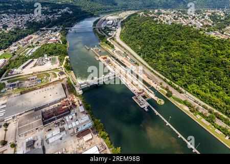 Das Foto oben zeigt die Monongahela River Locks und den Dam 4 in der Nähe von Charleroi, Pennsylvania, 21. Juli 2023. Die Anlage ist eine von neun Navigationsstrukturen am Monongahela River, die die Navigation von Fairmont, West Virginia, zur Innenstadt von Pittsburgh ermöglichen. Die USA Das Armeekorps der Ingenieure begann 1931 mit dem Bau der Schleuse in Charleroi und endete 1932. Das Projekt wurde am 14. August 1932 in Betrieb genommen. Der jüngste Bau des Werks begann 1994, um die Hauptkammer durch ein neues Schloss mit einer Länge von 720 Fuß und einer Breite von 84 Fuß zu ersetzen. Charleroi befindet sich an der River Mile Stockfoto