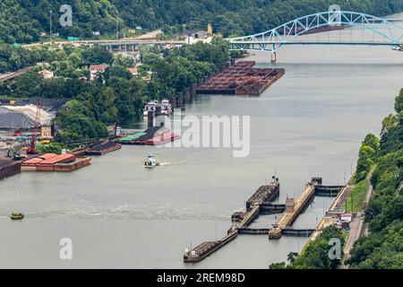 Das Foto oben zeigt die Monongahela River Locks und den Dam 3 in Elizabeth, Pennsylvania, 21. Juli 2023. Elizabeth Locks and Dam ist eine von neun Navigationsstrukturen auf dem Monongahela River, die die Navigation von Fairmont, West Virginia, zur Innenstadt von Pittsburgh ermöglichen. Die USA Das Armeekorps der Ingenieure begann 1905 mit dem Bau von Elizabeth Locks and Dam und endete 1907, als die Anlage in Betrieb ging. Die Schleuse befindet sich an der River Mile 23,8. Auf einer Fläche von 26.000 Quadratkilometern im Pittsburgh District befinden sich Teile des westlichen Pennsylvania, des nördlichen West Virginia, des östlichen Ohio und des westlichen Maryland Stockfoto