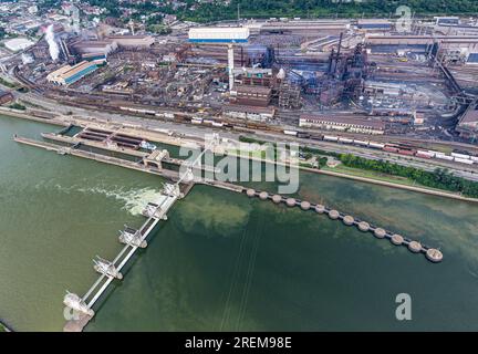 Das Foto oben zeigt die Monongahela River Locks und den Dam 2 in der Nähe von Braddock, Pennsylvania, 21. Juli 2023. Die Anlage ist eine von neun Navigationsstrukturen am Monongahela River, die die Navigation von Fairmont, West Virginia, zur Innenstadt von Pittsburgh ermöglichen. Die USA Das Armeekorps der Ingenieure begann 1902 mit dem Bau von Braddock-Schleusen und Damm und endete 1906, als das Werk in Betrieb genommen wurde. Die Schleuse befindet sich an der River Mile 11,2. Auf einer Fläche von 26.000 Quadratkilometern im Pittsburgh District befinden sich Teile des westlichen Pennsylvania, des nördlichen West Virginia, des östlichen Ohio, des westlichen Maryland und des Südens Stockfoto