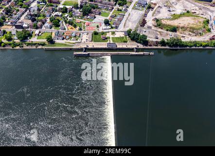 Das Foto oben zeigt die Allegheny Lock and Dam 4 in der Nähe von Natrona, Pennsylvania, 21. Juli 2023. Die Einrichtung ist eine von acht Navigationsstrukturen am Allegheny River, die die Navigation von East Brady, Pennsylvania, zur Innenstadt von Pittsburgh ermöglichen. Die USA Das Armeekorps der Ingenieure begann 1920 mit dem Bau der Schleuse und endete 1922. Der Bau des Dammes begann 1925 und endete 1927, woraufhin das Projekt in Betrieb genommen wurde. Die Schleuse befindet sich an der River Mile 24,2. Auf einer Fläche von 26.000 Quadratkilometern im Pittsburgh District befinden sich Teile des westlichen Pennsylvania, des nördlichen West Virginia, Stockfoto