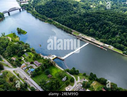 Das Foto oben zeigt eine Luftaufnahme von Allegheny Lock und Dam 5 in der Nähe von Freeport, Pennsylvania, 21. Juli 2023. Die Einrichtung ist eine von acht Navigationsstrukturen am Allegheny River, die die Navigation von East Brady, Pennsylvania, zur Innenstadt von Pittsburgh ermöglichen. Die USA Das Armeekorps der Ingenieure begann 1920 mit dem Bau der Schleuse und endete 1921. Der Bau des Staudamms begann 1926 und endete 1927. Das Projekt wurde am 20. Oktober 1927 in Betrieb genommen. Die Schleuse befindet sich an der River Mile 30,4. Auf einer Fläche von 26.000 Quadratkilometern im Pittsburgh District befinden sich Teile des westlichen Pennsylvania, des nördlichen West Virginia, Stockfoto