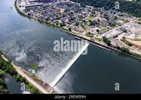 Das Foto oben zeigt die Allegheny Lock and Dam 4 in der Nähe von Natrona, Pennsylvania, 21. Juli 2023. Die Einrichtung ist eine von acht Navigationsstrukturen am Allegheny River, die die Navigation von East Brady, Pennsylvania, zur Innenstadt von Pittsburgh ermöglichen. Die USA Das Armeekorps der Ingenieure begann 1920 mit dem Bau der Schleuse und endete 1922. Der Bau des Dammes begann 1925 und endete 1927, woraufhin das Projekt in Betrieb genommen wurde. Die Schleuse befindet sich an der River Mile 24,2. Auf einer Fläche von 26.000 Quadratkilometern im Pittsburgh District befinden sich Teile des westlichen Pennsylvania, des nördlichen West Virginia, Stockfoto