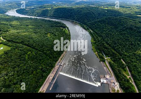 Das Foto oben zeigt eine Luftaufnahme von Allegheny Lock und Dam 8 in der Nähe von Mosgrove, Pennsylvania, 21. Juli 2023. Die Einrichtung ist eine von acht Navigationsstrukturen am Allegheny River, die die Navigation von East Brady, Pennsylvania, zur Innenstadt von Pittsburgh ermöglichen. USA Das Armeekorps der Ingenieure begann 1929 mit dem Bau des Projekts und wurde 1931 abgeschlossen. Das Projekt wurde am 21. Mai 1931 in Betrieb genommen. Die Schleuse befindet sich an der River Mile 52,6. Auf einer Fläche von 26.000 Quadratkilometern im Pittsburgh District befinden sich Teile des westlichen Pennsylvania, des nördlichen West Virginia, des östlichen Ohio, des westlichen Maryland und des südwestlichen New Y Stockfoto