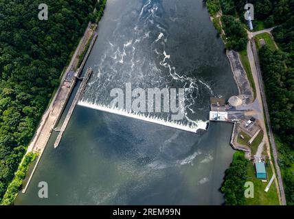 Das Foto oben zeigt eine Luftaufnahme von Allegheny Lock und Dam 8 in der Nähe von Mosgrove, Pennsylvania, 21. Juli 2023. Die Einrichtung ist eine von acht Navigationsstrukturen am Allegheny River, die die Navigation von East Brady, Pennsylvania, zur Innenstadt von Pittsburgh ermöglichen. USA Das Armeekorps der Ingenieure begann 1929 mit dem Bau des Projekts und wurde 1931 abgeschlossen. Das Projekt wurde am 21. Mai 1931 in Betrieb genommen. Die Schleuse befindet sich an der River Mile 52,6. Auf einer Fläche von 26.000 Quadratkilometern im Pittsburgh District befinden sich Teile des westlichen Pennsylvania, des nördlichen West Virginia, des östlichen Ohio, des westlichen Maryland und des südwestlichen New Y Stockfoto