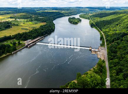 Das Foto oben zeigt eine Luftaufnahme von Allegheny Lock und Dam 6 in der Nähe von Clinton, Pennsylvania, 21. Juli 2023. Die Einrichtung ist eine von acht Navigationsstrukturen am Allegheny River, die die Navigation von East Brady, Pennsylvania, zur Innenstadt von Pittsburgh ermöglichen. USA Das Armeekorps der Ingenieure begann 1927 mit dem Bau des Projekts und endete 1928. Das Projekt wurde am 10. Oktober 1928 in Betrieb genommen. Die Schleuse befindet sich an der River Mile 36,3. Auf einer Fläche von 26.000 Quadratkilometern im Pittsburgh District befinden sich Teile des westlichen Pennsylvania, des nördlichen West Virginia, des östlichen Ohio, des westlichen Maryland und des südwestlichen New Yo Stockfoto