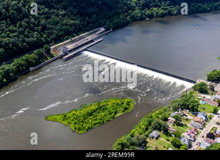 Das Foto oben zeigt eine Luftaufnahme von Allegheny Lock und Dam 7 in der Nähe von Kittaning, Pennsylvania, 21. Juli 2023. Die Einrichtung ist eine von acht Navigationsstrukturen am Allegheny River, die die Navigation von East Brady, Pennsylvania, zur Innenstadt von Pittsburgh ermöglichen. USA Das Armeekorps der Ingenieure begann 1928 mit dem Bau des Projekts und wurde 1931 abgeschlossen. Das Projekt wurde 1930 in Betrieb genommen. Die Schleuse befindet sich an der River Mile 45,7. Auf einer Fläche von 26.000 Quadratkilometern im Pittsburgh District befinden sich Teile des westlichen Pennsylvania, des nördlichen West Virginia, des östlichen Ohio, des westlichen Maryland und des südwestlichen New Yorks. Stockfoto