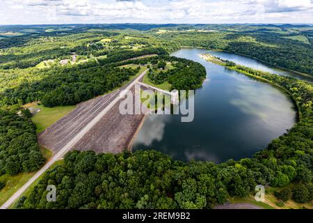 Das Foto oben zeigt den Crooked Creek Lake und den Damm in Ford City, Pennsylvania, 21. Juli 2023. Der Crooked Creek Lake ist eines von 16 Projekten zur Verringerung des Hochwasserrisikos im Bezirk Pittsburgh und bietet Hochwasserschutz für die unteren Allegheny- und oberen Ohio-Flüsse. Die USA Das Armeekorps der Ingenieure begann im April 1938 mit dem Bau des Crooked Creek Lake und wurde im Juli 1940 fertiggestellt. Das Reservoir wurde im Juni 1940 in Betrieb genommen. Auf einer Fläche von 26.000 Quadratkilometern im Pittsburgh District befinden sich Teile des westlichen Pennsylvania, des nördlichen West Virginia, des östlichen Ohio, des westlichen Maryland und des südwestlichen New Yorks. Es Stockfoto