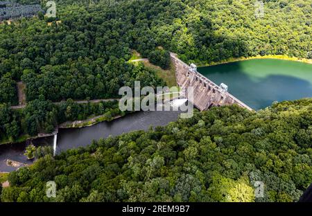 Das Foto oben zeigt den Mahoning Creek Lake Damm in Dayton, Pennsylvania, 21. Juli 2023. Mahoning Creek Lake ist eines von 16 Projekten zur Verringerung des Hochwasserrisikos im Bezirk Pittsburgh. Mahoning bietet Hochwasserschutz für den unteren Allegheny-Fluss und den oberen Ohio-Fluss. Die USA Das Armeekorps der Ingenieure begann 1939 mit dem Bau von Mahoning und wurde im Juni 1941 fertiggestellt. Im selben Monat wurde das Projekt voll in Betrieb genommen. Auf einer Fläche von 26.000 Quadratkilometern im Pittsburgh District befinden sich Teile des westlichen Pennsylvania, des nördlichen West Virginia, des östlichen Ohio, des westlichen Maryland und des südwestlichen New Yorks. Es hat mehr als Stockfoto