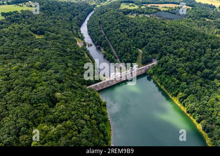 Das Foto oben zeigt den Mahoning Creek Lake Damm in Dayton, Pennsylvania, 21. Juli 2023. Mahoning Creek Lake ist eines von 16 Projekten zur Verringerung des Hochwasserrisikos im Bezirk Pittsburgh. Mahoning bietet Hochwasserschutz für den unteren Allegheny-Fluss und den oberen Ohio-Fluss. Die USA Das Armeekorps der Ingenieure begann 1939 mit dem Bau von Mahoning und wurde im Juni 1941 fertiggestellt. Im selben Monat wurde das Projekt voll in Betrieb genommen. Auf einer Fläche von 26.000 Quadratkilometern im Pittsburgh District befinden sich Teile des westlichen Pennsylvania, des nördlichen West Virginia, des östlichen Ohio, des westlichen Maryland und des südwestlichen New Yorks. Es hat mehr als Stockfoto