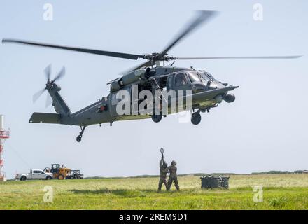 Staff Sgt. Jacob McKague und Paul Bartholdson, 920. Logistics Readiness Squadron Rescue Riggers, bereiten Sie sich darauf vor, während des Trainings zum Tragen von Hebegurten am Patrick Space Force Base, Florida, am 25. Juli 2023 einen Schubanhänger unter einem HH-60G Pave Hawk Helikopter anzubringen. Eine Traglast wird verwendet, um verschiedene Arten von Fracht an abgelegene Orte zu transportieren oder um Sendungen in raue Umgebungen zu beschleunigen, während sie unter dem Pave Hawk Helikopter HH-60G hängen. Der Prozess erfordert eine präzise Abstimmung zwischen dem Flugpersonal und dem Bodenpersonal, um Fracht sicher zu laden und zu entladen. Der 920. LRS bietet logistische Unterstützung für den 920 Stockfoto