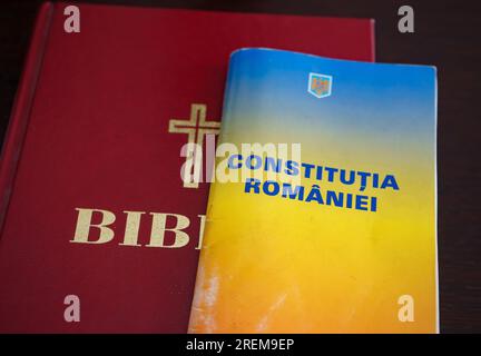 Bukarest, Rumänien - 28. Juli 2023: Die Bibel und die rumänische Verfassung. Dieses Bild ist nur für redaktionelle Zwecke gedacht. Stockfoto