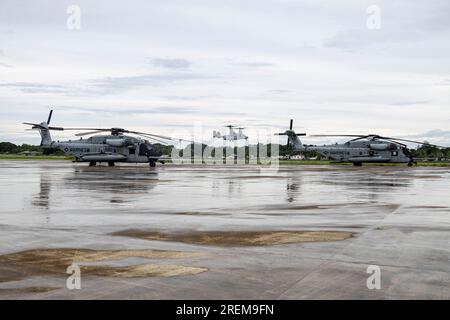 USA Marinekorps Brigade. Gen. Robert B. Brodie, Kommandeur der I Marine Expeditionary Force (Forward), trifft auf dem Antonio Bautista Air Base in einem US-amerikanischen Luftwaffenstützpunkt ein Marine Corps MV-22B Osprey mit Marine Medium Tiltrotor Squadron 163 (verstärkt), Marine Aircraft Group 16, 3. Marine Aircraft Wing, während Marine Aviation Support Activity (MASA) 23 Veranstaltungen in Puerto Princesa, Palawan, Philippinen, 14. Juli 2023. MASA ist eine bilaterale Übung zwischen den Streitkräften der Philippinen und den USA Marinekorps zur Verbesserung der Interoperabilität und Koordinierung mit Schwerpunkt auf luftfahrtbezogenen Fähigkeiten. Während MA Stockfoto