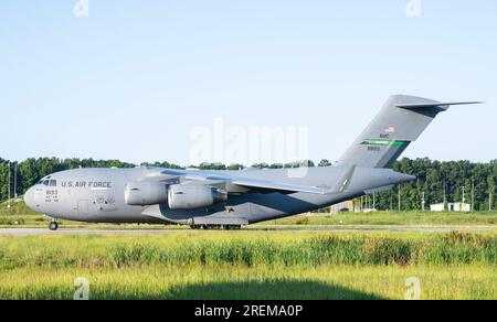 Ein C-17 Globemaster III Taxi auf einer Landebahn während der Operation Max Moose am Joint Base Charleston, South Carolina, 12. Juli 2023. Zweck dieses Vorhabens war es, die Fähigkeit der 62d Operations Group und der 62d Maintenance Group auszuüben und zu bewerten, eine maximale Anzahl von Flugzeugen zu starten und Langstreckenflüge mit McChords C-17s über einen Zeitraum von 44 Stunden aufrechtzuerhalten. Während dieser Zeit arbeiteten die Crews mit acht Stützpunkten auf dem gesamten amerikanischen Festland und in Zentralamerika, leisteten humanitäre Hilfe und führten hochwertige Flugtaktiken, -Techniken und -Verfahren durch, die von Air Mobility Co beschrieben wurden Stockfoto