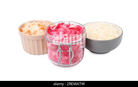 Köstliches Sauerkraut, das nach verschiedenen Rezepten auf weißem Hintergrund zubereitet wird Stockfoto