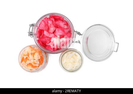 Köstliches Sauerkraut, zubereitet nach verschiedenen Rezepten auf weißem Hintergrund, Draufsicht Stockfoto