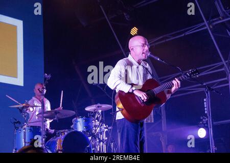 Malmesbury, Wiltshire, Großbritannien. 28. Juli 2023. Der Bombay Bicycle Club hat seine Schlagzeilen beim Womad Festival gemacht. Das WOMAD-Festival (World of Music and Dance) fand im Charlton Park in der Nähe von Malmesbury in Wiltshire, Großbritannien, statt. Heute im 41. Jahr strömten Tausende in den Park, um eine vielfältige internationale Reihe von Acts zu sehen. (Kreditbild: © Rod Harbinson/ZUMA Press Wire) NUR REDAKTIONELLE VERWENDUNG! Nicht für den kommerziellen GEBRAUCH! Stockfoto