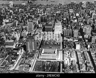 New York, New York: ca. 1933 eine Luftaufnahme der Pennsylvania Station mit dem Postamt-Gebäude im Vordergrund. Stockfoto