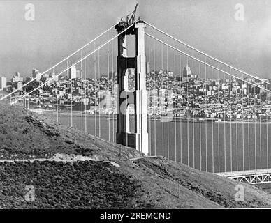 San Francisco, Kalifornien: 26,1937. April. Noch einen Monat und die Golden Gate Bridge ist eröffnet. Hier sehen Sie die Aussicht von den Marin Headlands mit der Stadt im Hintergrund. Stockfoto