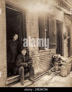 San Francisco, Kalifornien c. 1890 zwei chinesische Einwohner der „Rag Alley“ auf einem Foto der Fotografin Isaiah Taber. Stockfoto