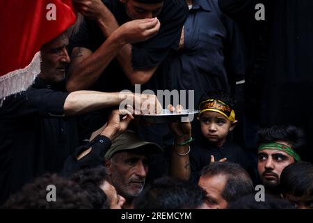 Srinagar, Indien. 28. Juli 2023. Schiitische muslimische Trauer, die am neunten Tag von Ashura in den Innenräumen des Dal Lake in Srinagar am 28. Juli 2023 an einer Muharram-Prozession teilnehmen. Ashura ist eine Zeit der Trauer im Gedenken an das Martyrium von Propheten Muhammads Enkel Imam Hussein im siebten Jahrhundert, der 680 v. Chr. in der Schlacht von Karbala im modernen Irak getötet wurde. (Foto von Mubashir Hassan/Pacific Press) Kredit: Pacific Press Media Production Corp./Alamy Live News Stockfoto