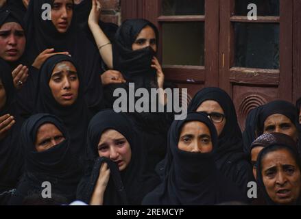 Srinagar, Indien. 28. Juli 2023. Schiitische muslimische Frauen beobachten am neunten Tag von Ashura eine Muharram-Prozession in den Innenräumen des Dal Lake in Srinagar am 28. Juli 2023. Ashura ist eine Zeit der Trauer im Gedenken an das Martyrium von Propheten Muhammads Enkel Imam Hussein im siebten Jahrhundert, der 680 v. Chr. in der Schlacht von Karbala im modernen Irak getötet wurde. (Foto von Mubashir Hassan/Pacific Press) Kredit: Pacific Press Media Production Corp./Alamy Live News Stockfoto