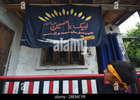 Srinagar, Indien. 28. Juli 2023. Schiitische muslimische Trauer, die am neunten Tag von Ashura in den Innenräumen des Dal Lake in Srinagar am 28. Juli 2023 an einer Muharram-Prozession teilnehmen. Ashura ist eine Zeit der Trauer im Gedenken an das Martyrium von Propheten Muhammads Enkel Imam Hussein im siebten Jahrhundert, der 680 v. Chr. in der Schlacht von Karbala im modernen Irak getötet wurde. (Foto von Mubashir Hassan/Pacific Press) Kredit: Pacific Press Media Production Corp./Alamy Live News Stockfoto