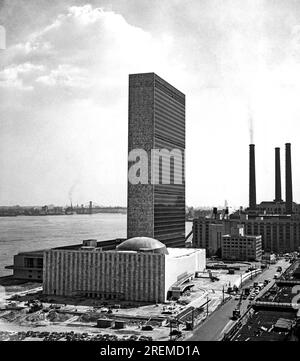 New York, New York: c. 1951. Das Unitied Nations-Gebäude befindet sich im Bau. Der East River ist im Hintergrund. Auf dem Foto sind die Gebäude kurz vor der Fertigstellung zu sehen, wobei die Arbeiten am UN Plaza beginnen. Stockfoto