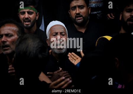 Srinagar, Indien. 28. Juli 2023. Ein schiitischer Moslem reagiert während einer Muharram-Prozession am neunten Tag von Ashura im Inneren des Dal Lake in Srinagar am 28. Juli 2023. Ashura ist eine Zeit der Trauer im Gedenken an das Martyrium von Propheten Muhammads Enkel Imam Hussein im siebten Jahrhundert, der 680 n. Chr. in der Schlacht um Karbala im modernen Irak getötet wurde (Foto von Mubashir Hassan/Pacific Press). Kredit: Pacific Press Production Corp./Alamy Live News Stockfoto