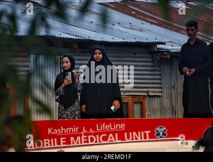 Srinagar, Indien. 28. Juli 2023. Schiitische muslimische Trauer, die am neunten Tag von Ashura in den Innenräumen des Dal Lake in Srinagar am 28. Juli 2023 an einer Muharram-Prozession teilnehmen. Ashura ist eine Zeit der Trauer im Gedenken an das Martyrium von Propheten Muhammads Enkel Imam Hussein im siebten Jahrhundert, der 680 v. Chr. in der Schlacht von Karbala im modernen Irak getötet wurde. (Foto von Mubashir Hassan/Pacific Press) Kredit: Pacific Press Media Production Corp./Alamy Live News Stockfoto