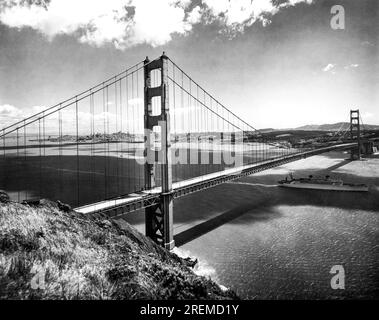 San Francisco, Kalifornien: ca. 1939. Ein Matson Liner fährt unter der Golden Gate Bridge durch den Pazifik. Stockfoto